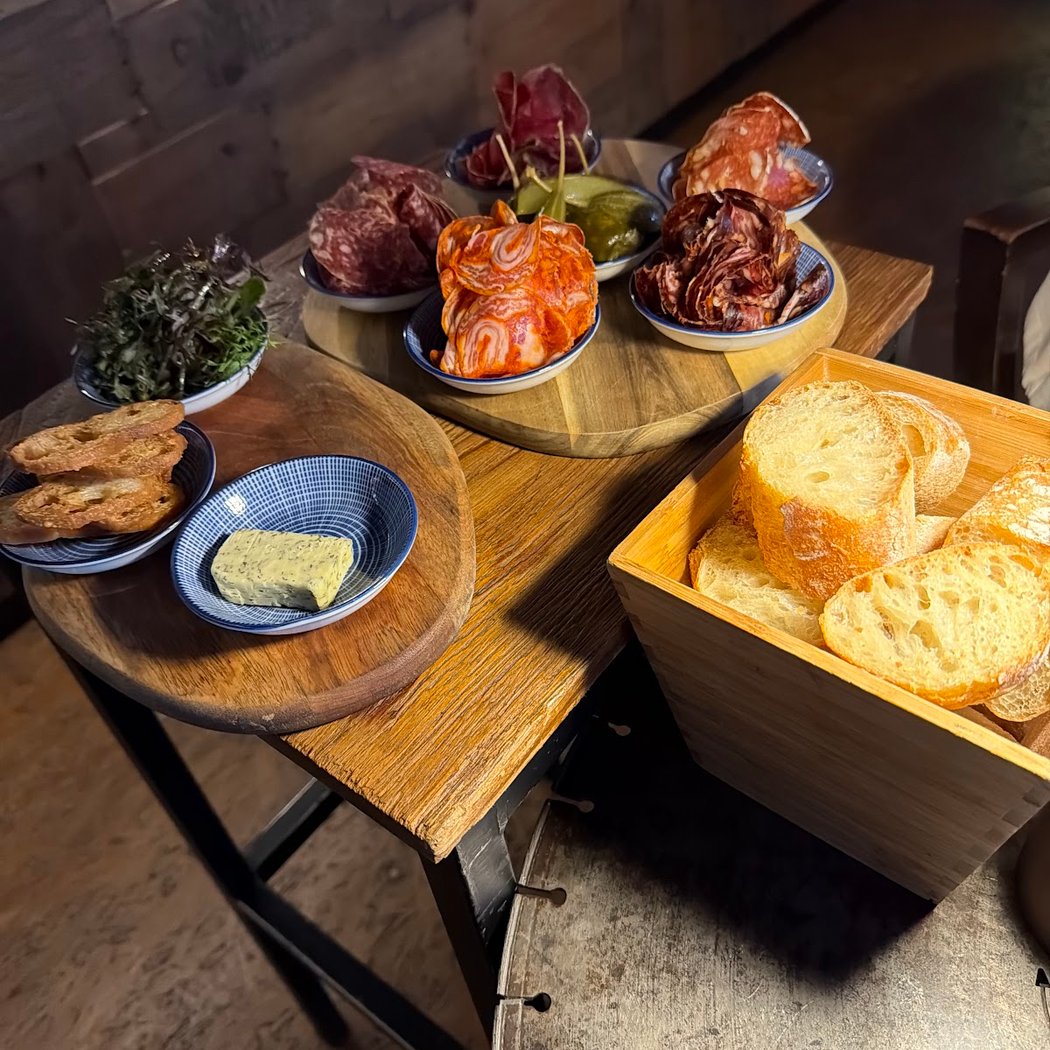 A LA MAISON LOUNGE BAR EPICERIE FINE 3
