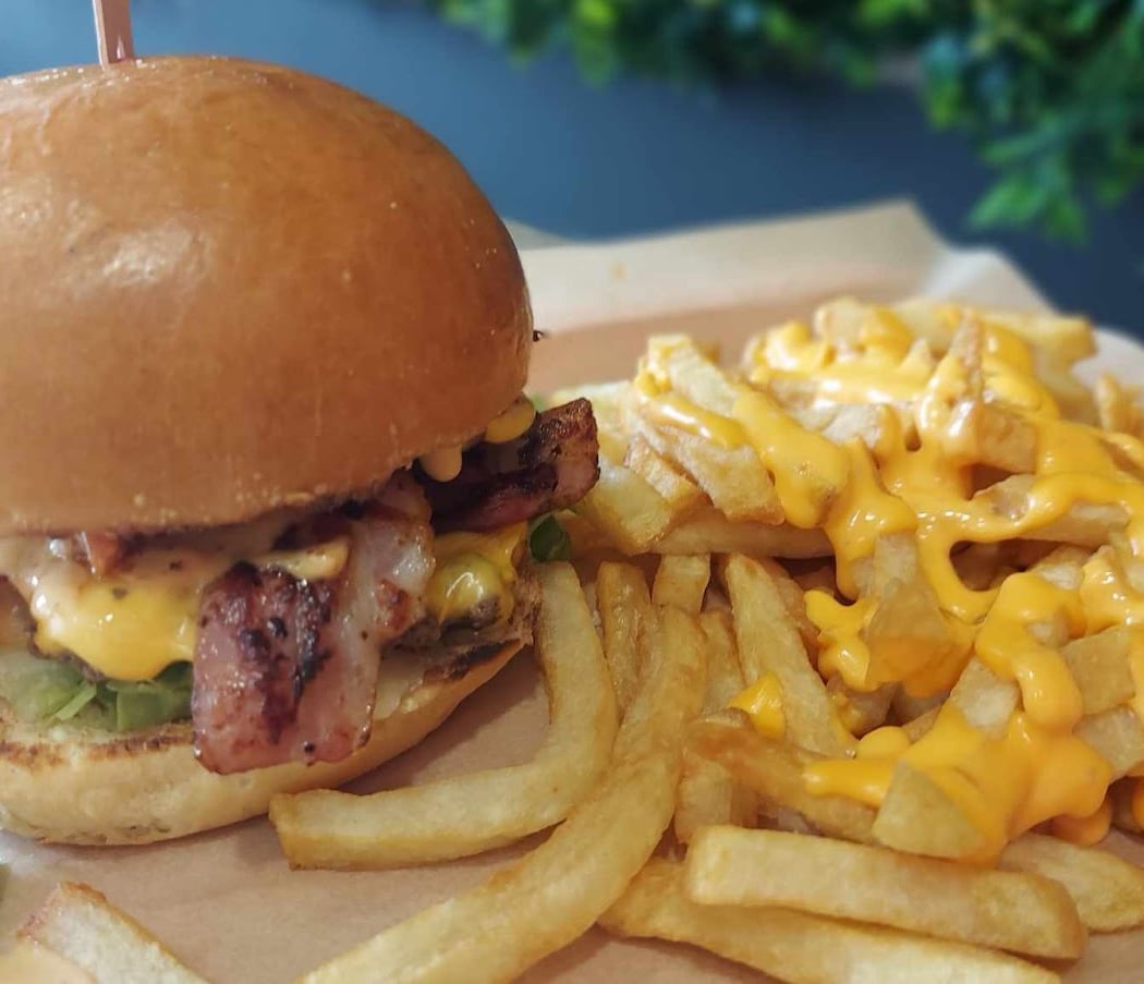 GRIZZLY - SMASH BURGER & FRIES 3
