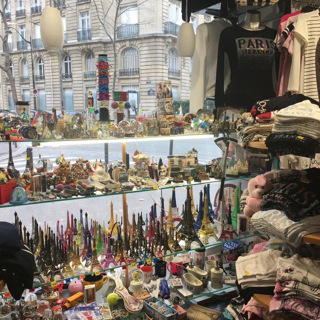 Eiffel Shop Souvenirs 1