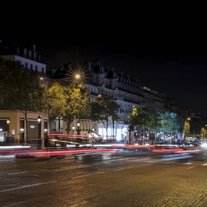 Tour nocturne de Paris en bus + spectacle du Moulin Rouge 3
