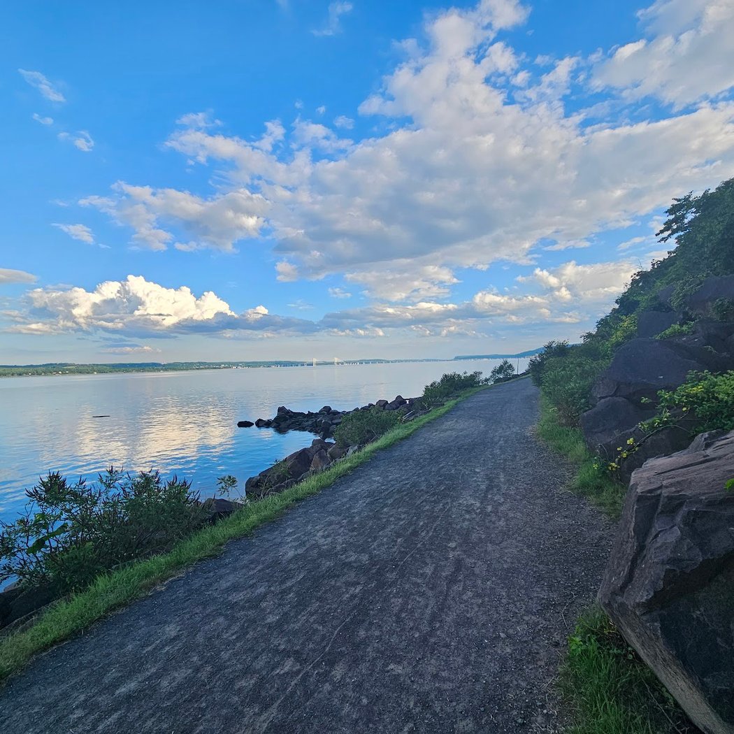 Hudson River Greenway Trailhead & Parking 1