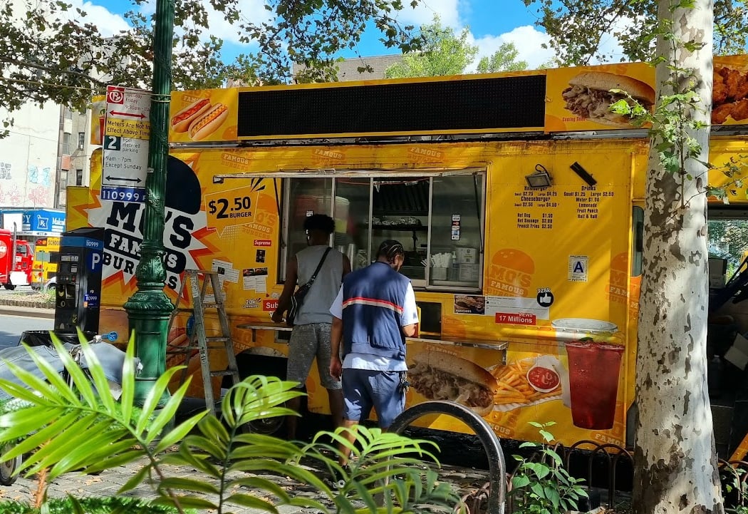 Mo's Famous Burgers 2