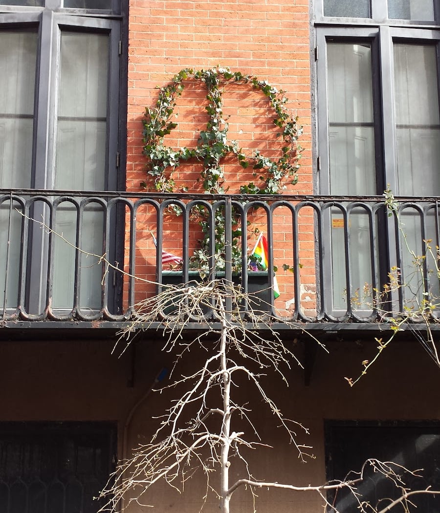 W 10th St 2