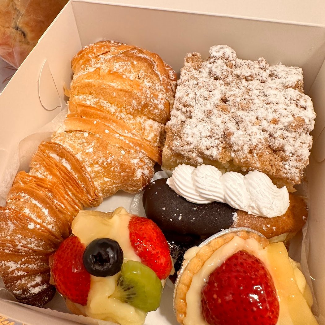 Elegante Pastry Shop 1