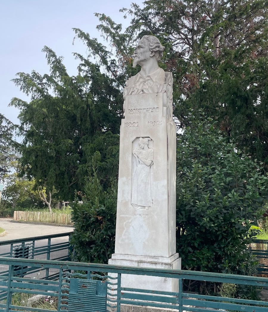 Frédéric Mistral Monument 1