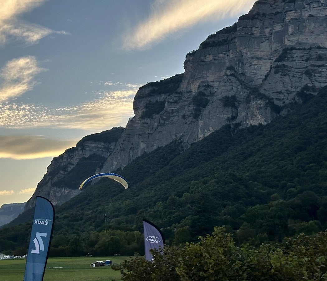 Paragliding landing Lumbin / SaintHilaire 2