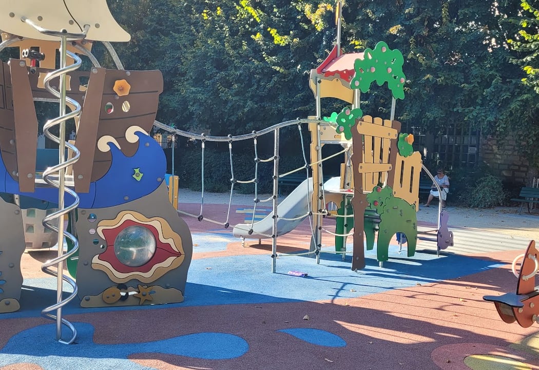 Aire de jeux pour enfants (de 1 à 8 ans) 2