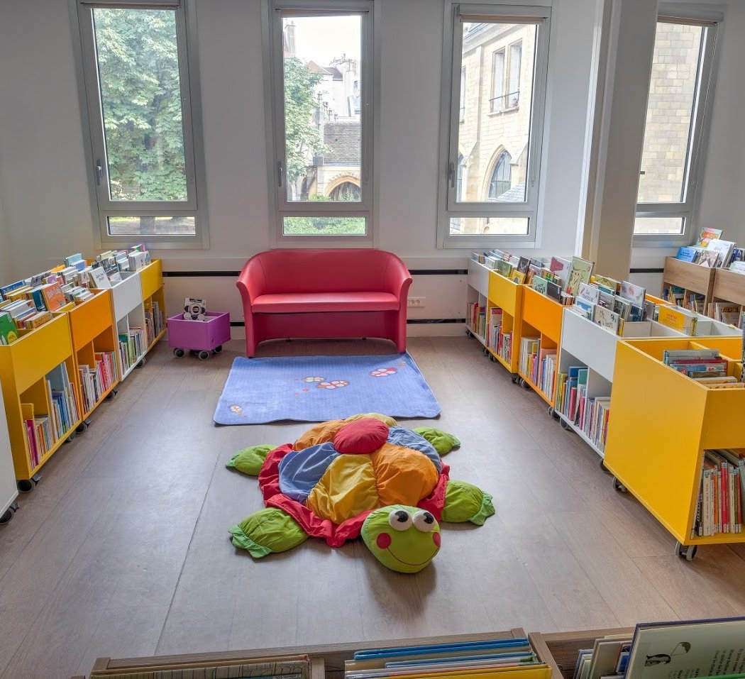 Library Time Joyeuse 1