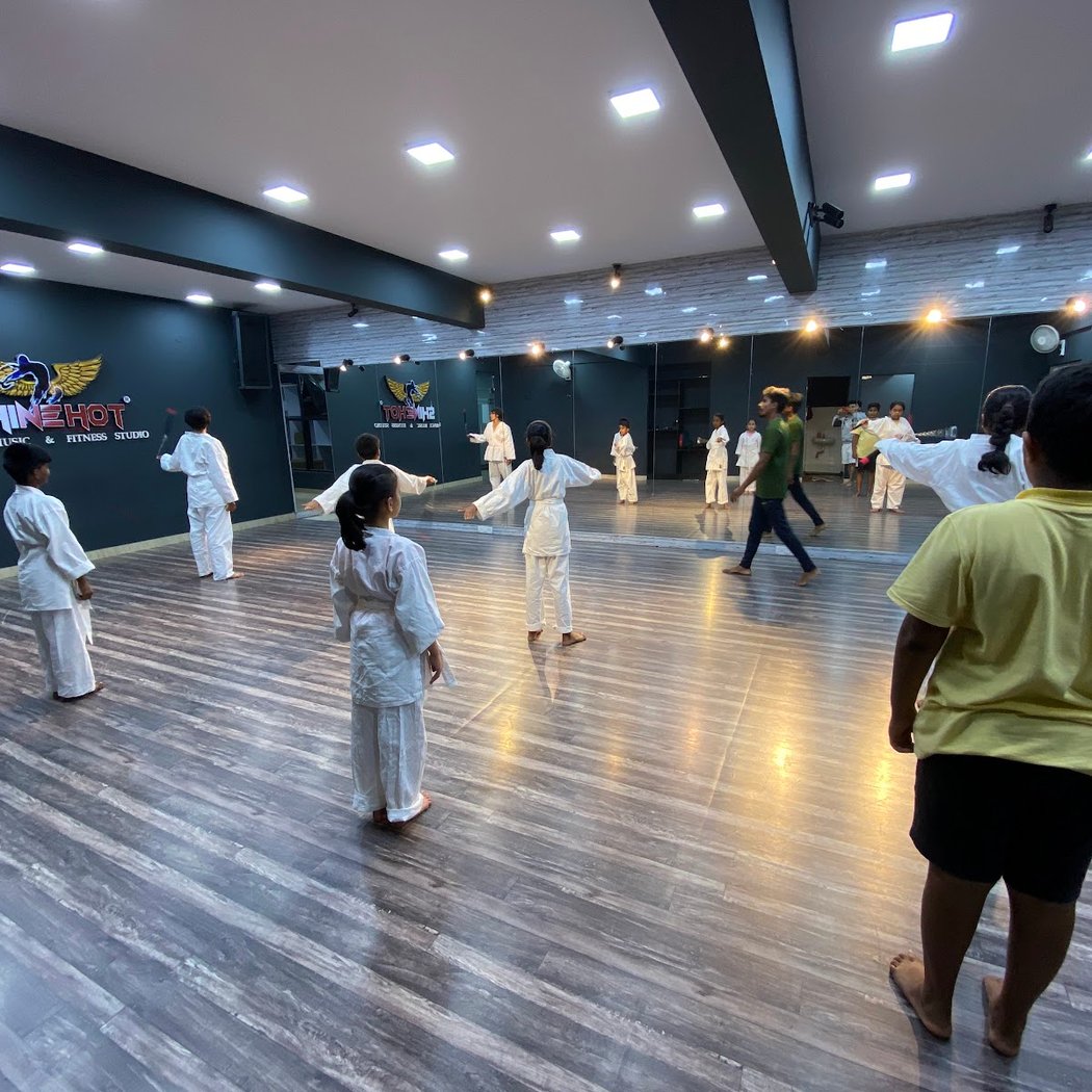 SHINEHOT DANCE MUSIC AND FITNESS STUDIO 1