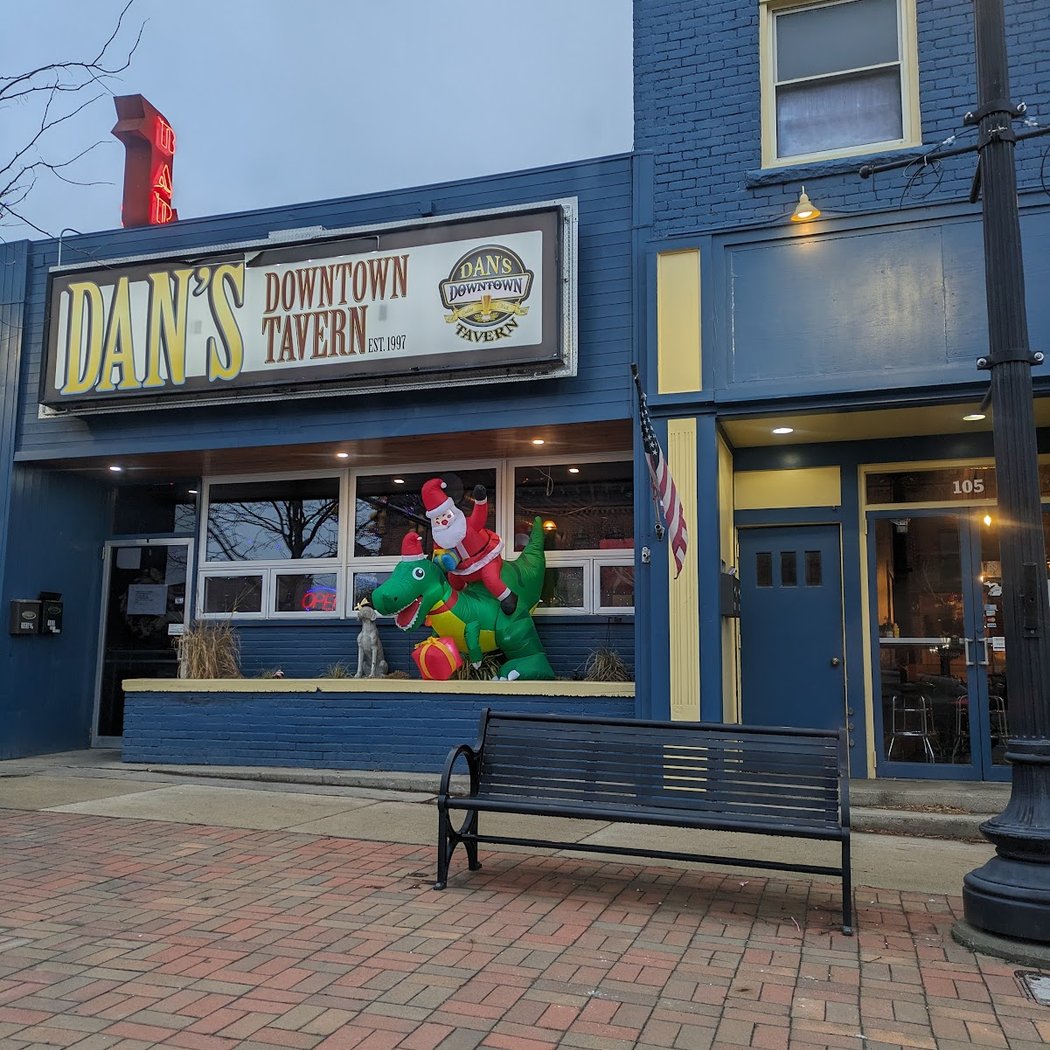 Santa at Dan's Downtown Tavern 1