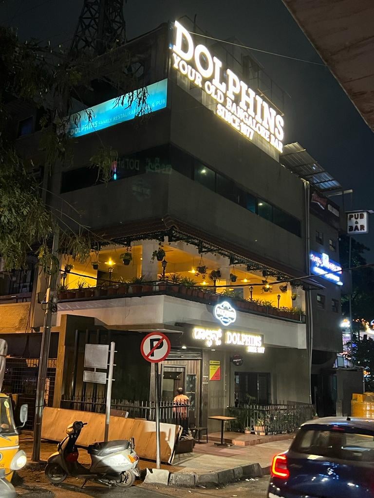 Dolphins Bar and Kitchen 2