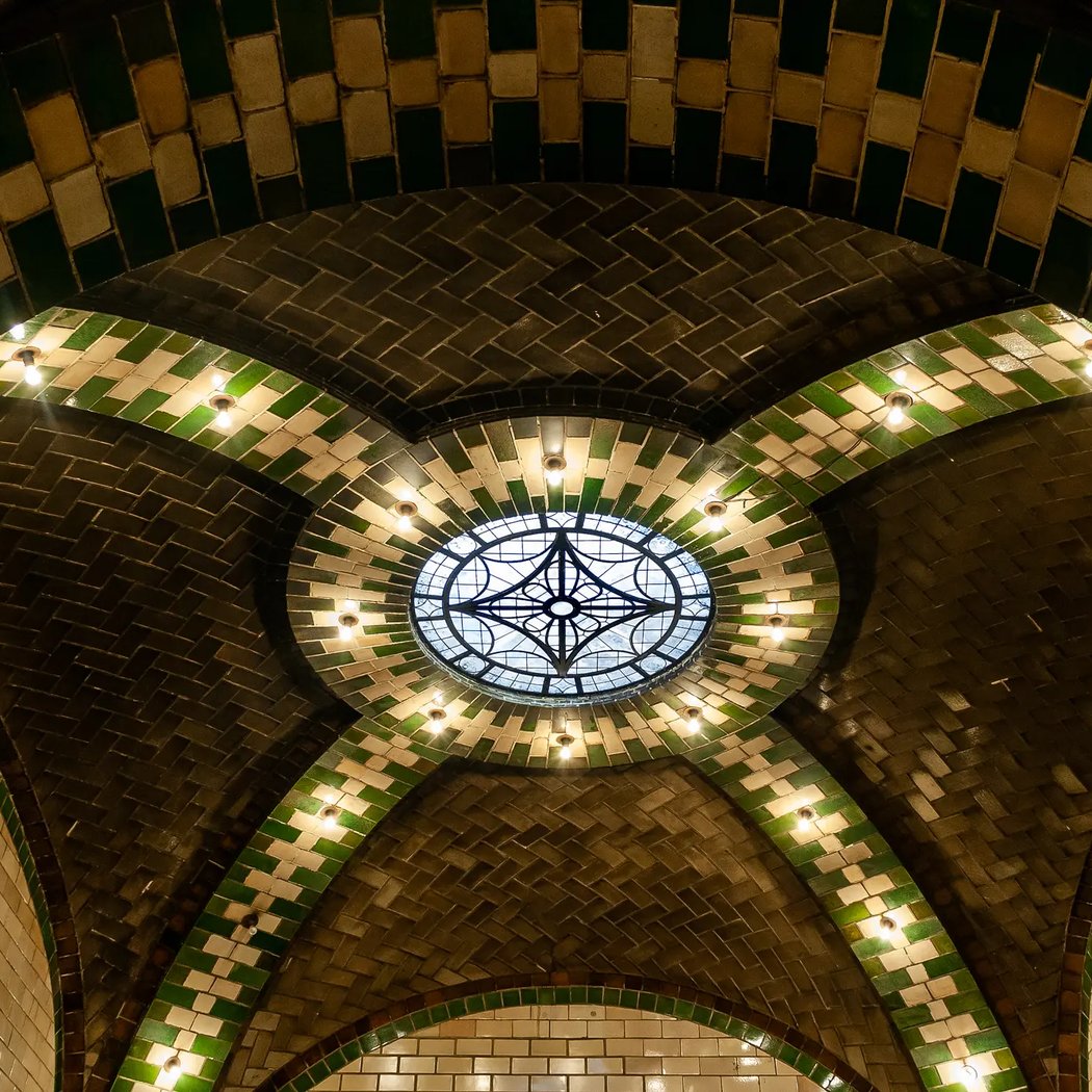 Tour of the Abandoned City Hall Subway Station 3