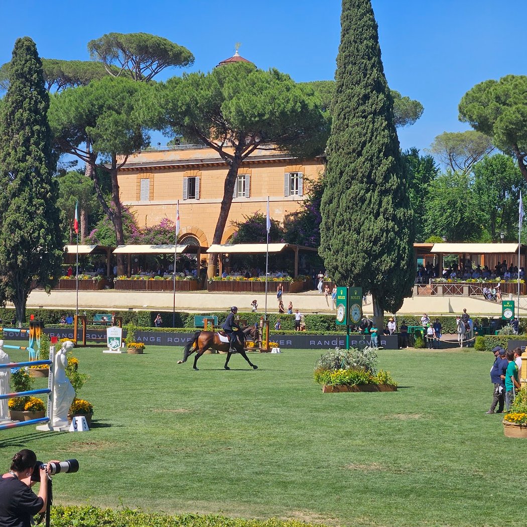 Piazza di Siena 1