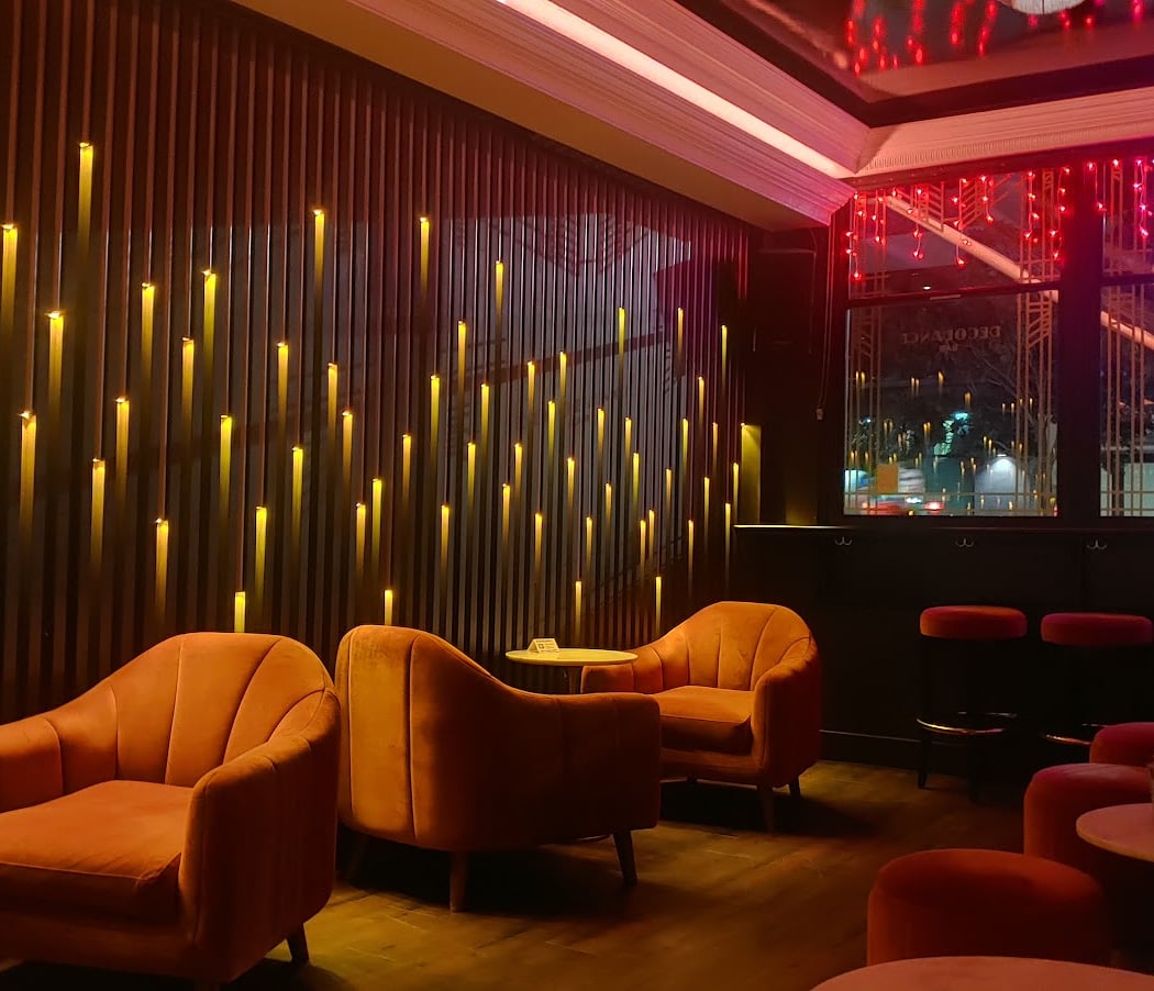 Friday Night at DecoDance Bar | Cocktails & DJ Set 4