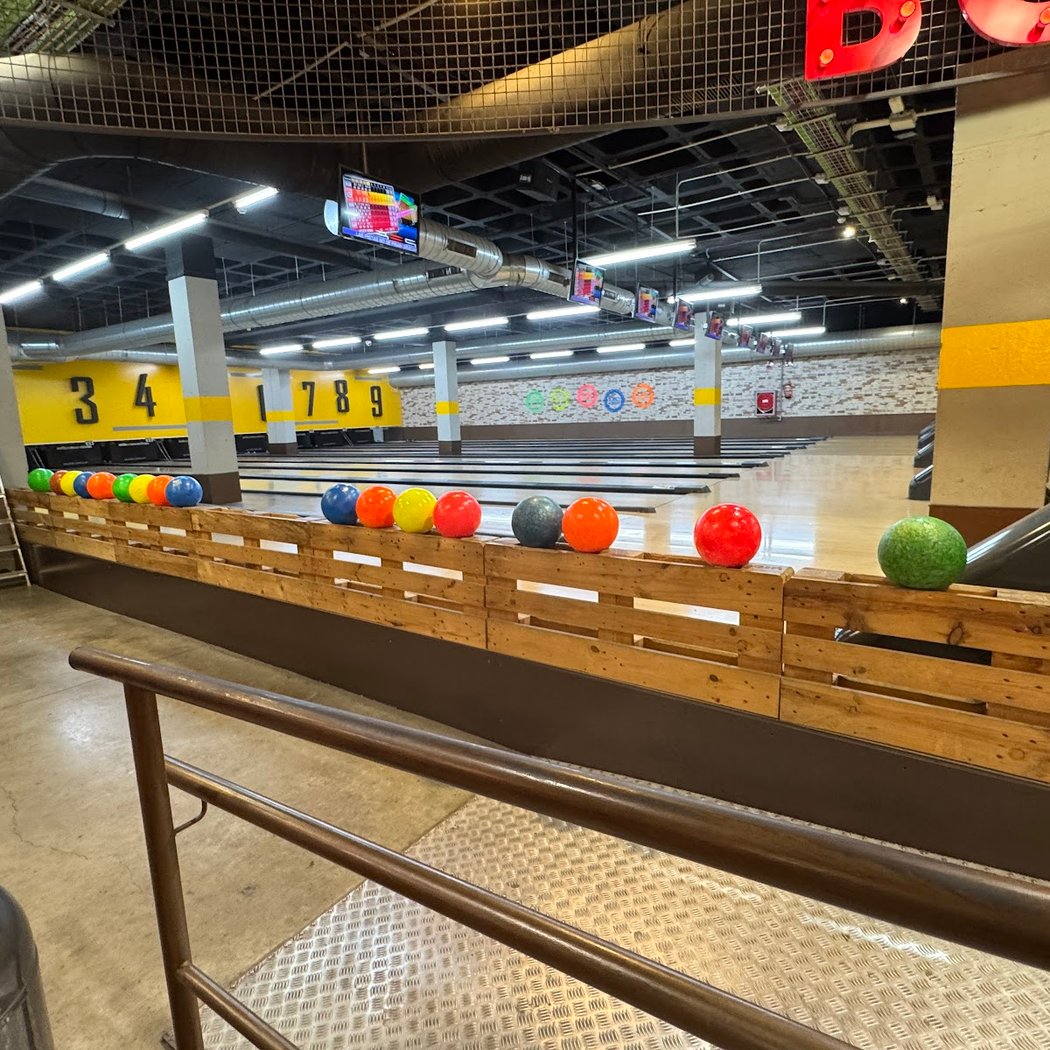 Soho Bowling - Game & Food 2