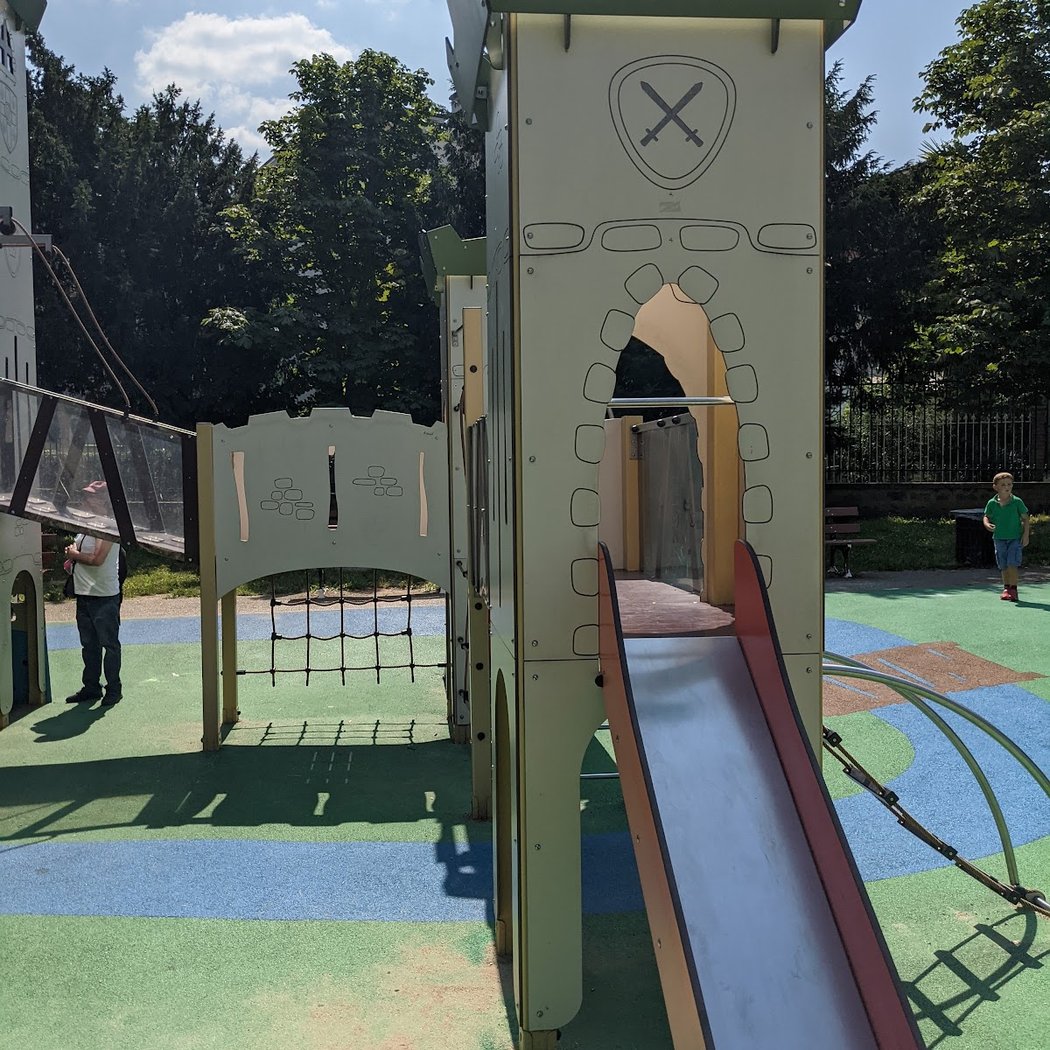 Square et Aire de jeux - Parc du Château 2