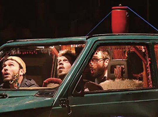 Que se passe-t-il quand on entasse cinq acrobates dans une toute petite voiture ? 1
