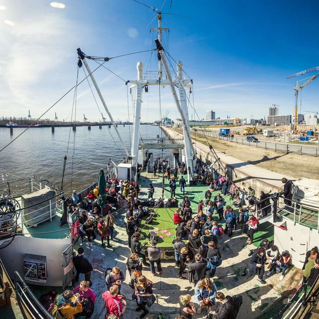 Open Ship - sun deck, cool drinks, chillando & hangout - come over, welcome aboard! 1