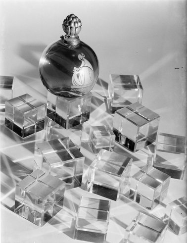 Scent & Style: Iconic Perfumes (1900-1950) 1