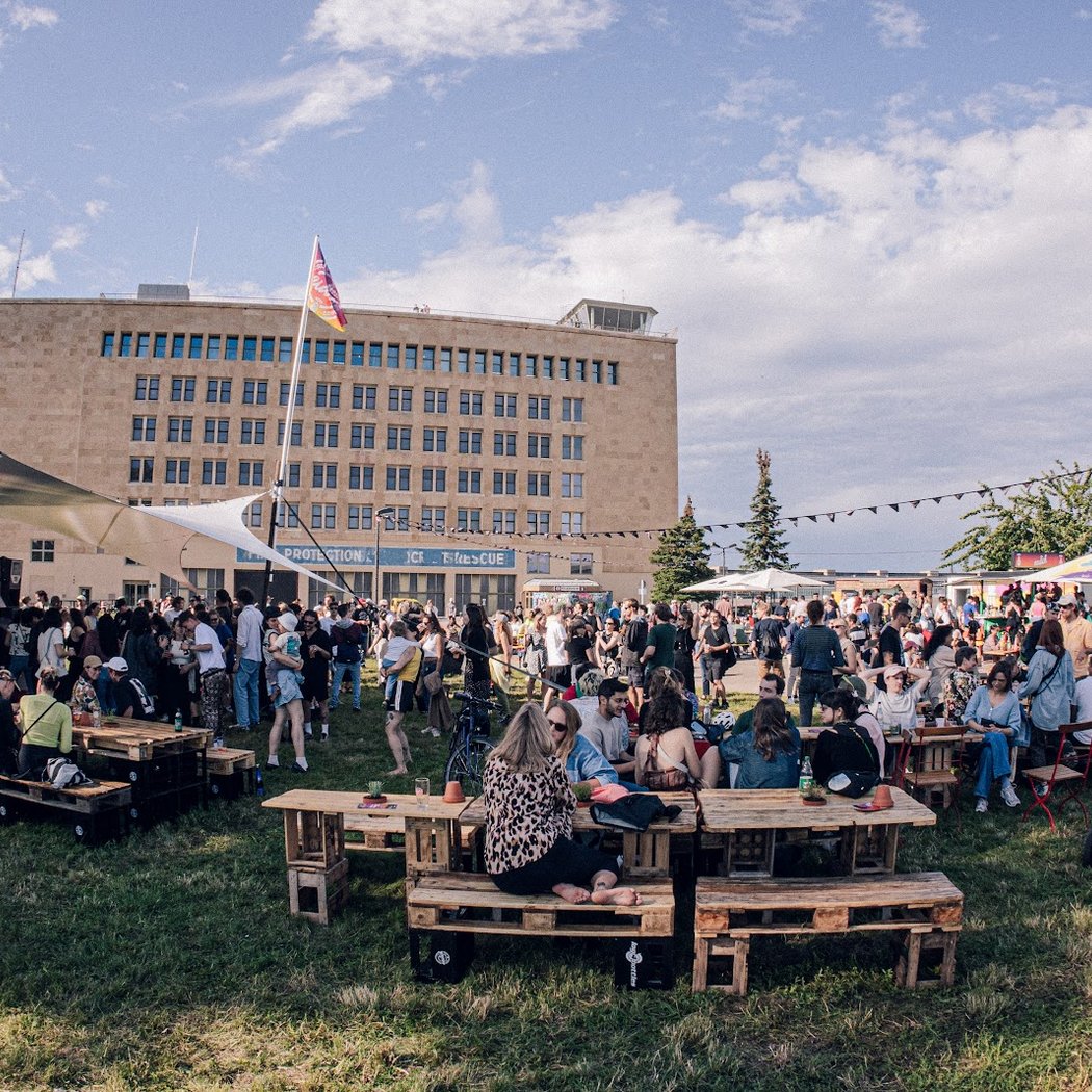 Neulich Biergarten am THF-Tower