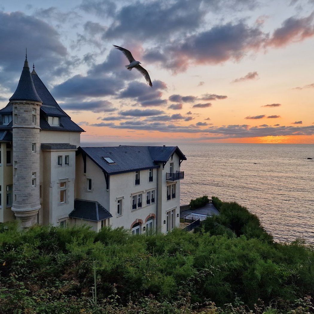 Flash Tour: Villa Belza and the Cabaret 'Le Château Basque' 4