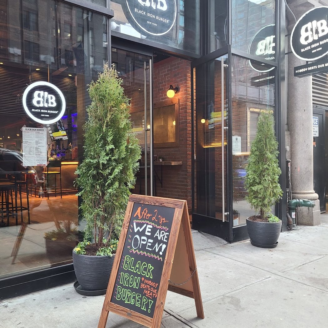 Black Iron Burger Theater District | Hamburger restaurant Bar 2