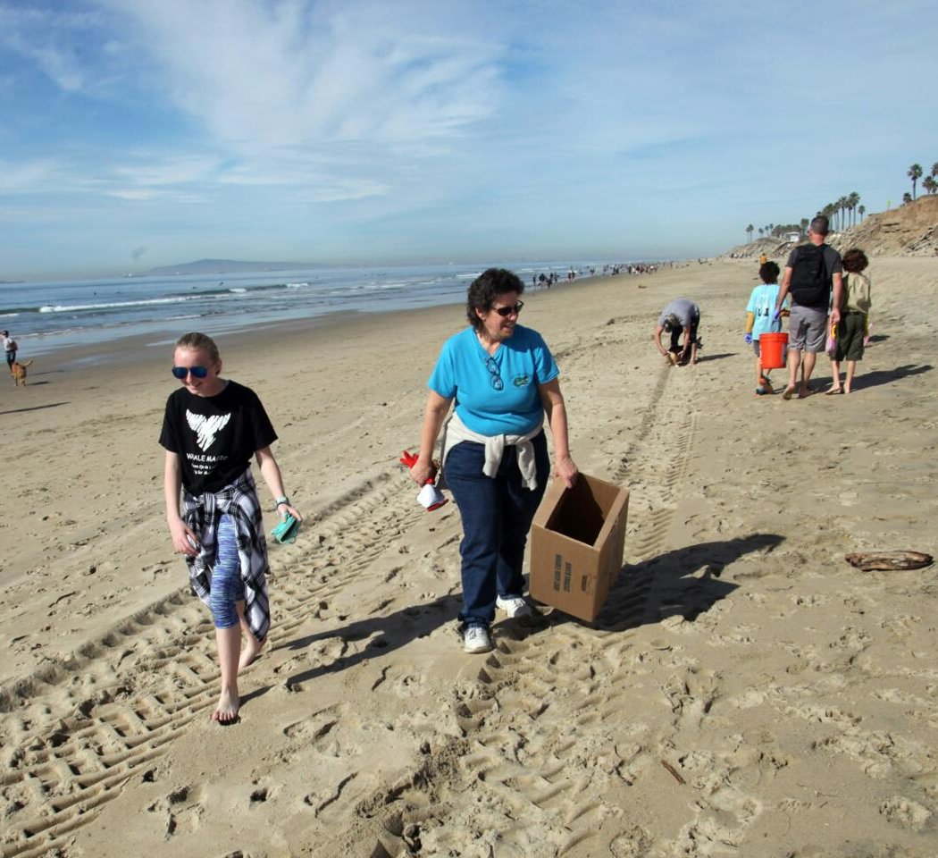 Huntington Dog Beach Volunteer Cleanup 1