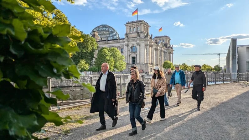 Führung Regierungsviertel und Besuch Reichstag mit Saal und Kuppel