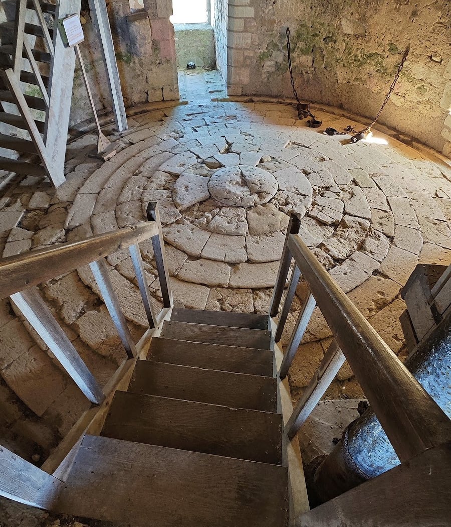 Tour César (donjon) et vestiges du château fort 3