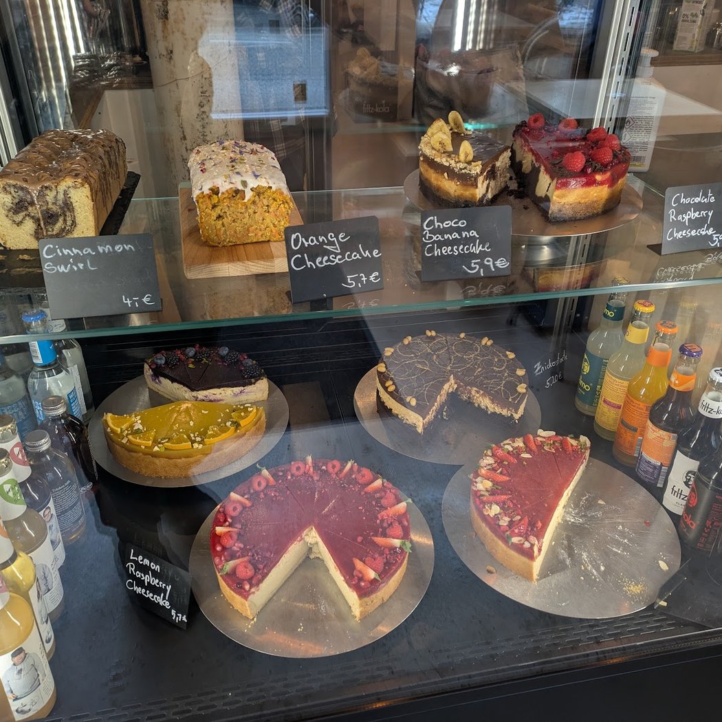 Manos Vegan Cake 3
