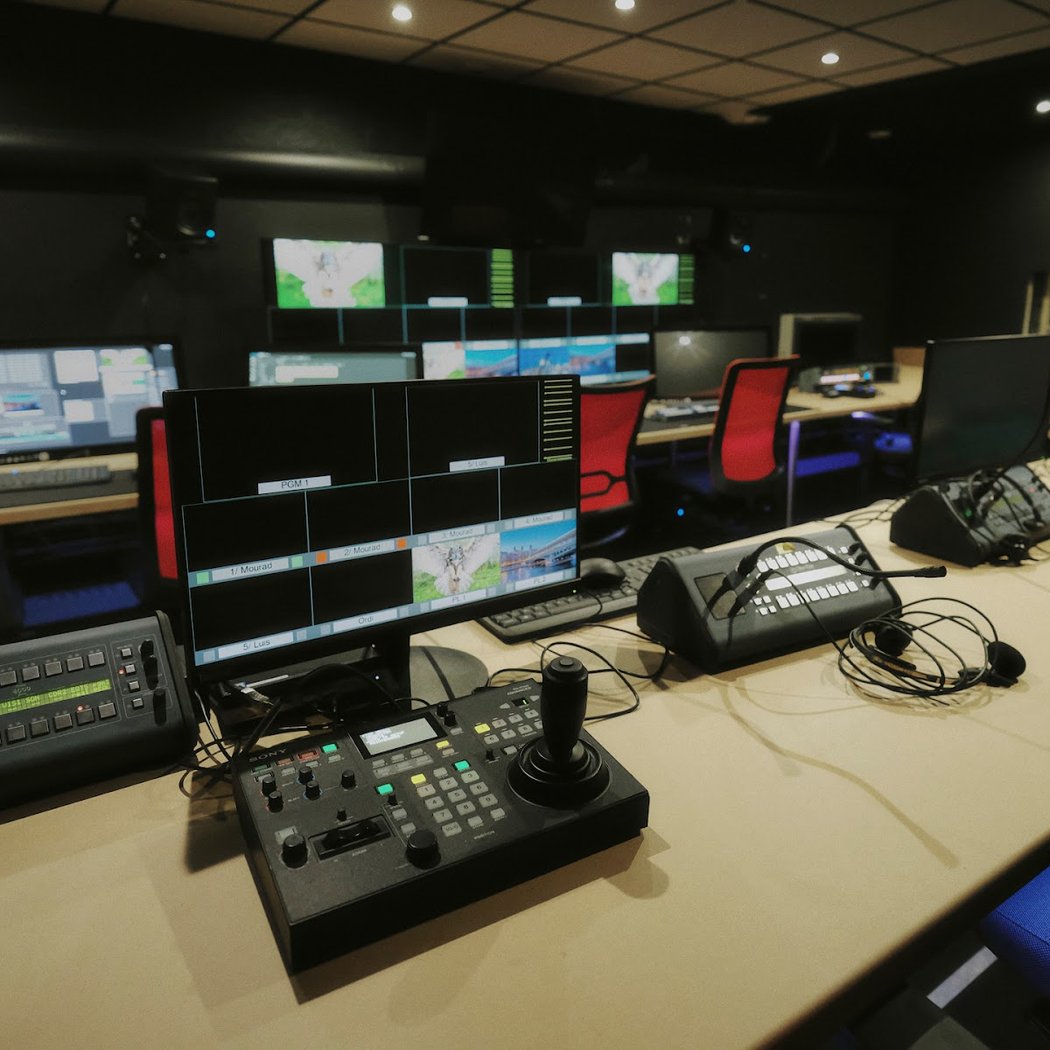 Le Plateau 33 - Location de plateau TV, plateau de Tournage, Studio TV, tout compris, Webcast et Événementiel Digital à Paris 3