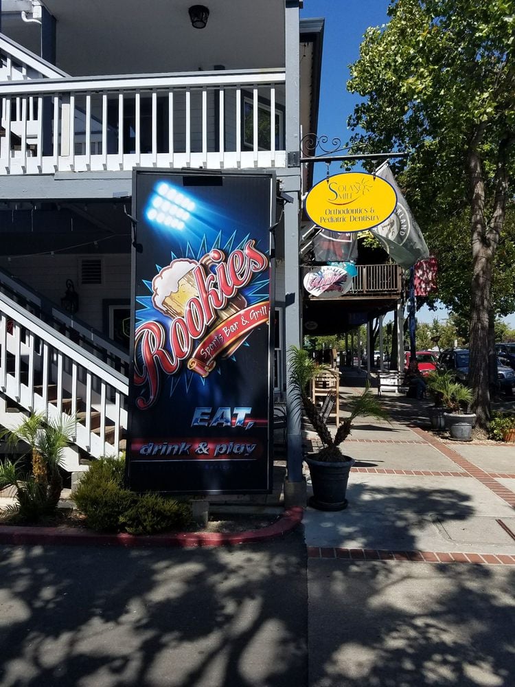 Rookies Sports Bar & Grill 2