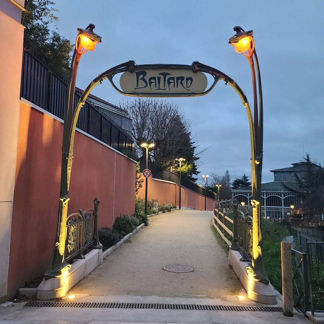 Édicule du métropolitaon d'Hector Guimard 1