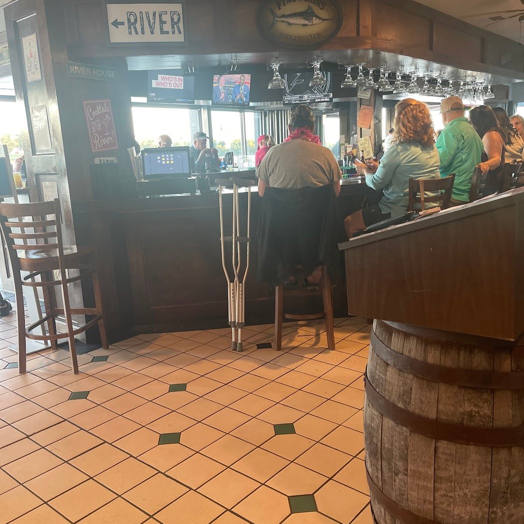 Schooners Bar & Grille 2