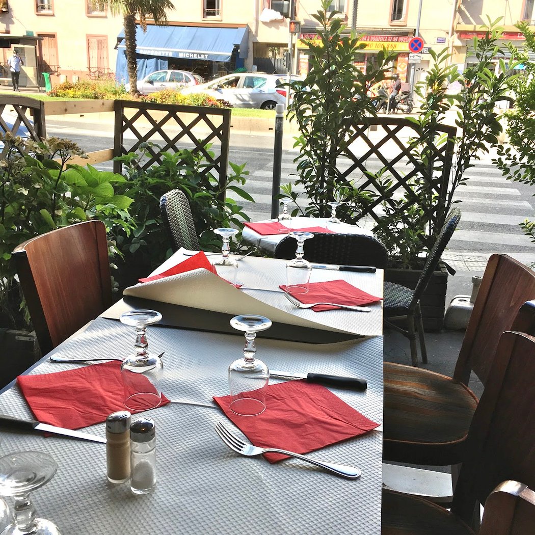 Cafe De France. 2