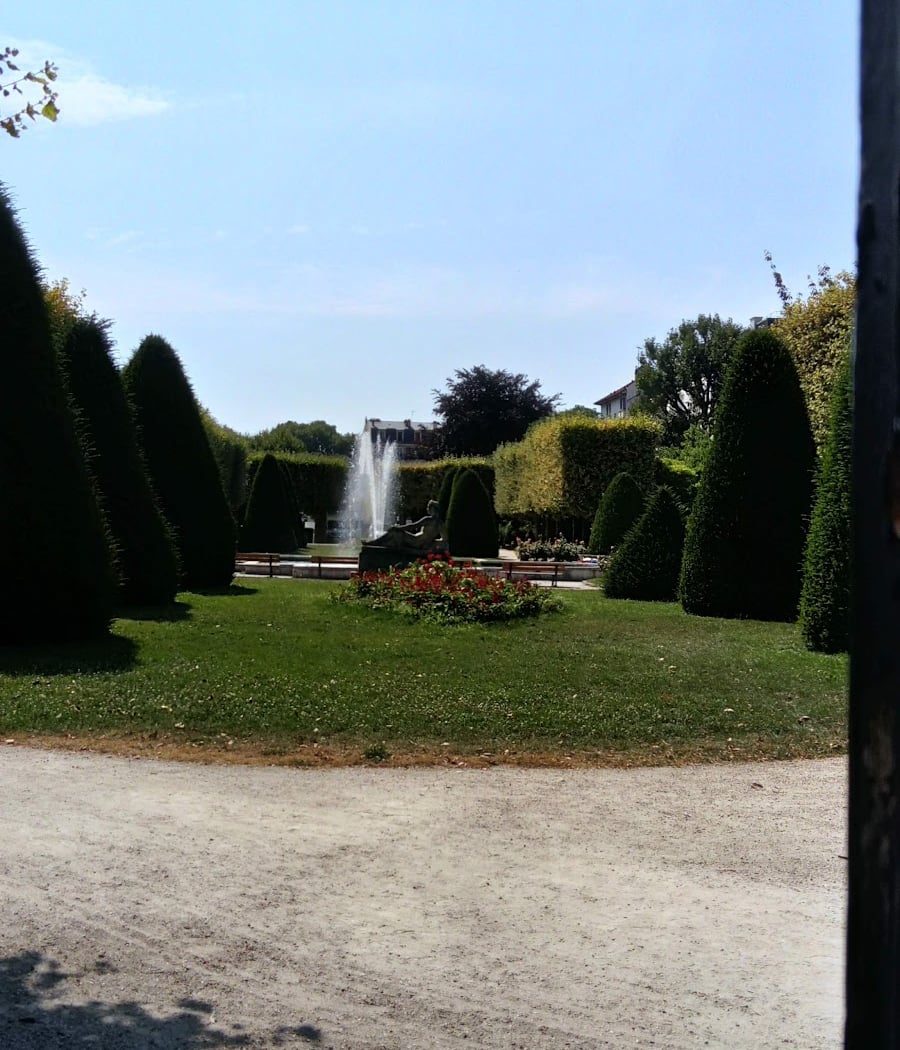 Rue Jean Jacques Rousseau 2
