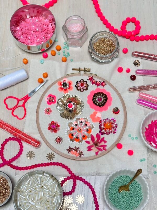 Atelier broderie : fleurs en 3D avec des perles et des paillettes 2