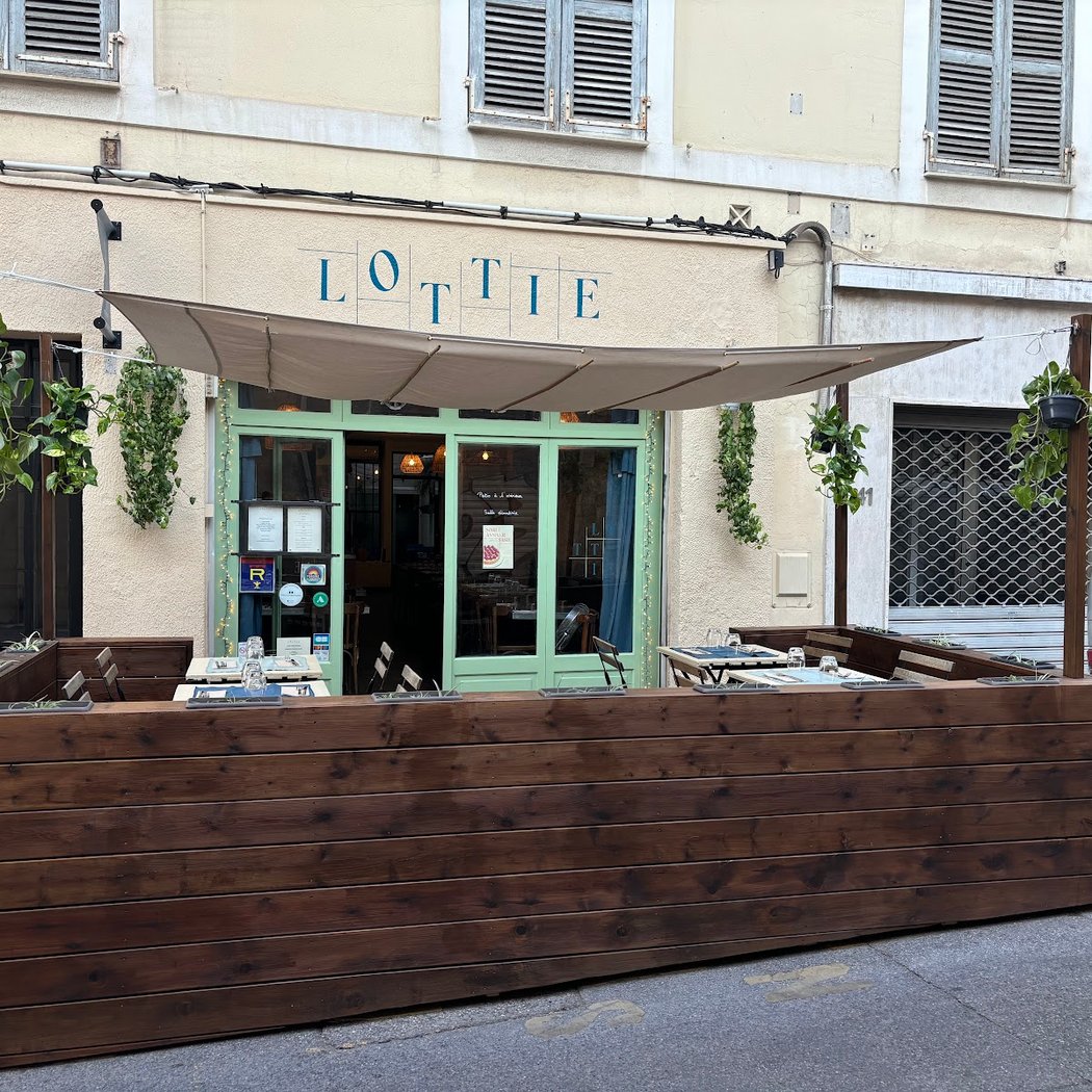 Lottie Restaurant 4