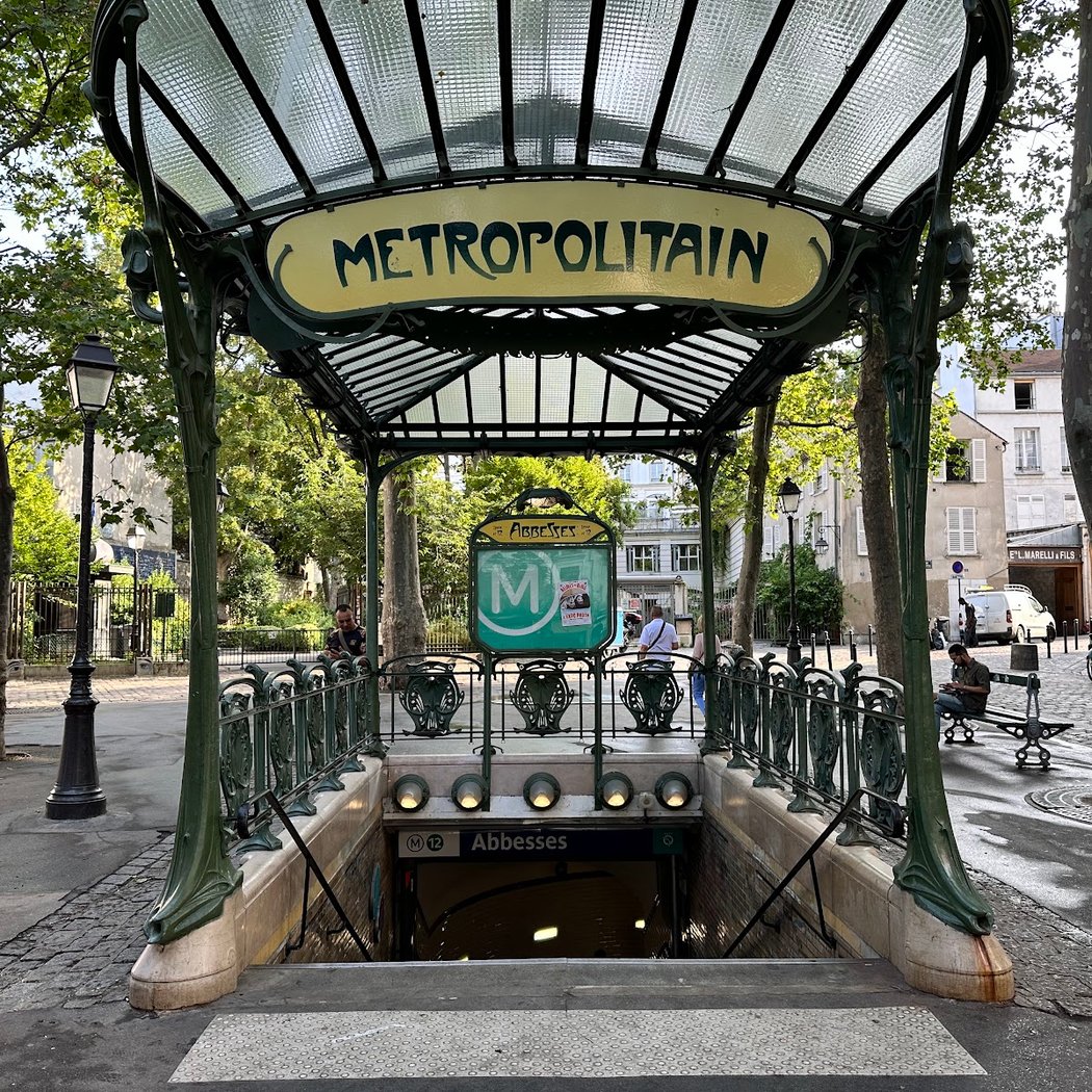 Montmartre Enchanté insolite : la visite chantée et commentée 2