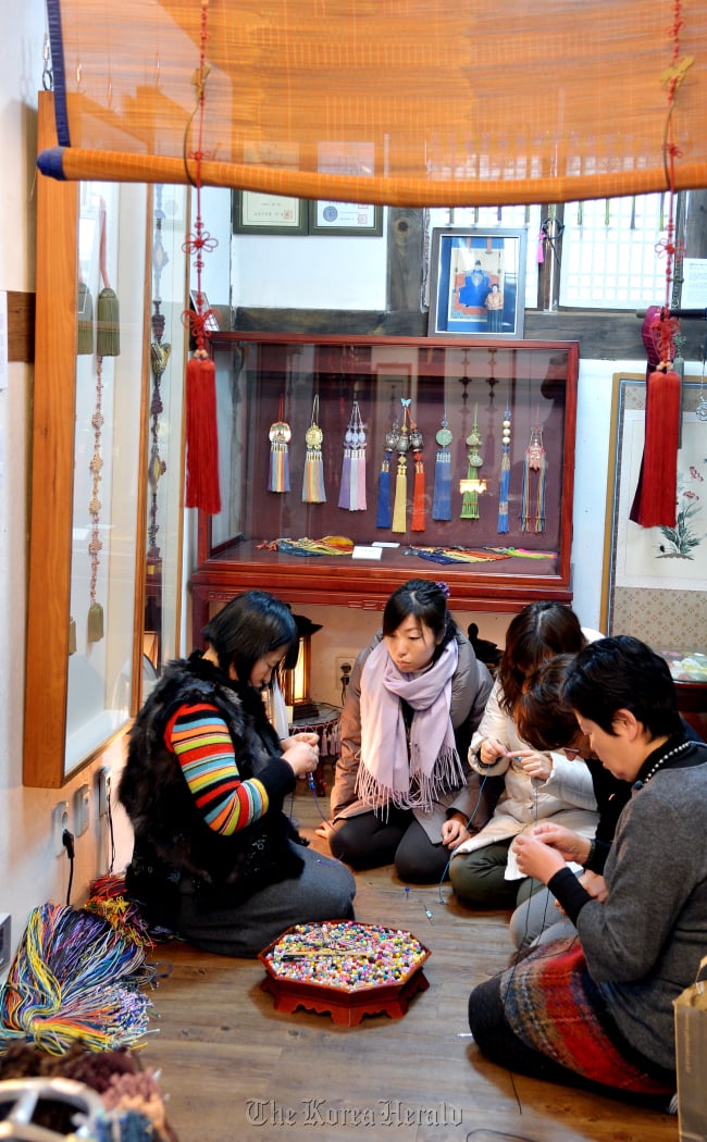 Traditional Korean Knotting Workshop 1