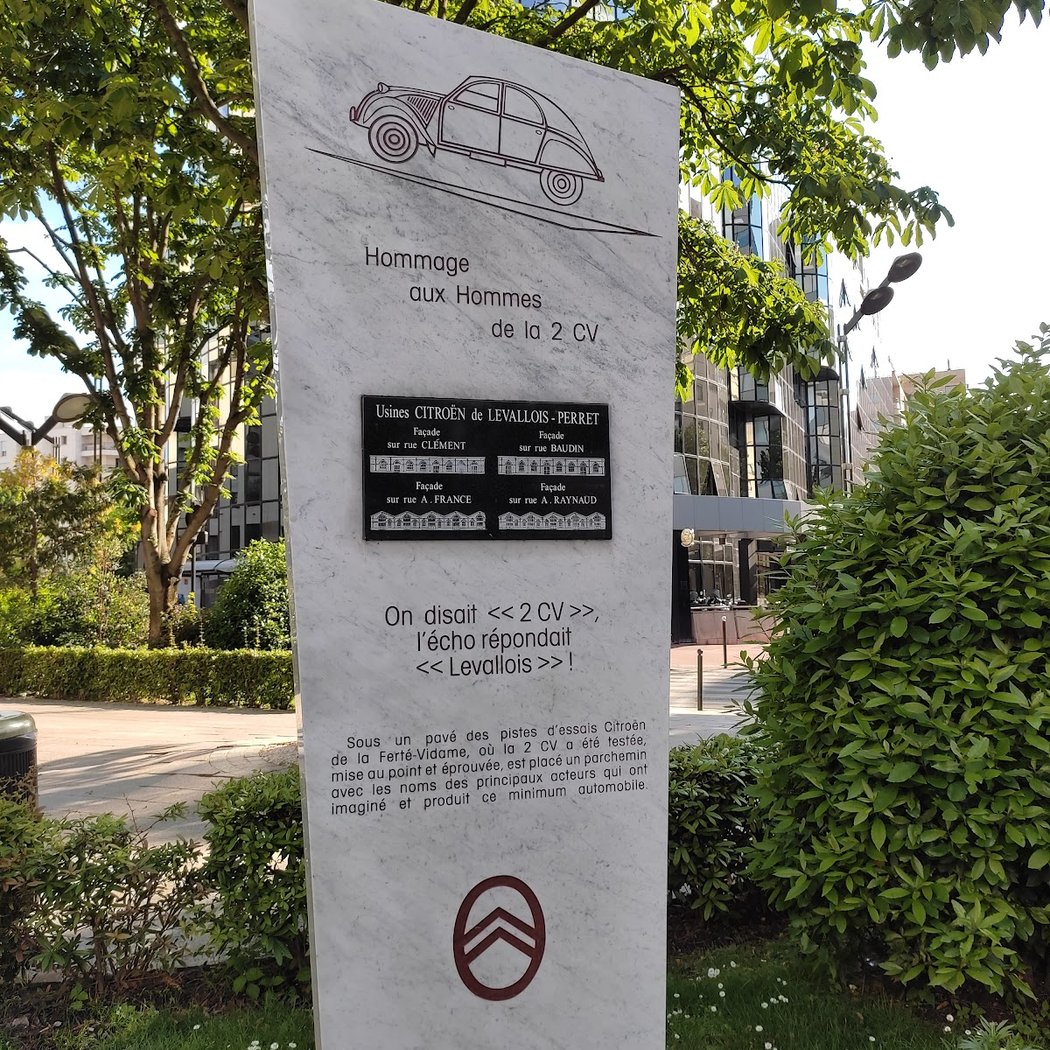 Mémorial d'hommage à la 2CV 1