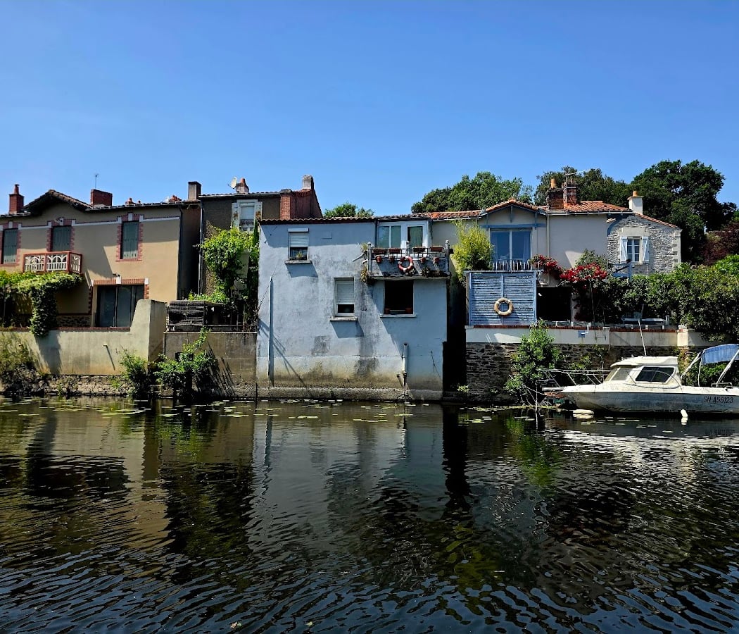Ruban Vert Electric Boat Rental 2