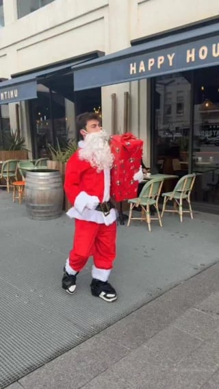 Le Père Noël fait son show 1