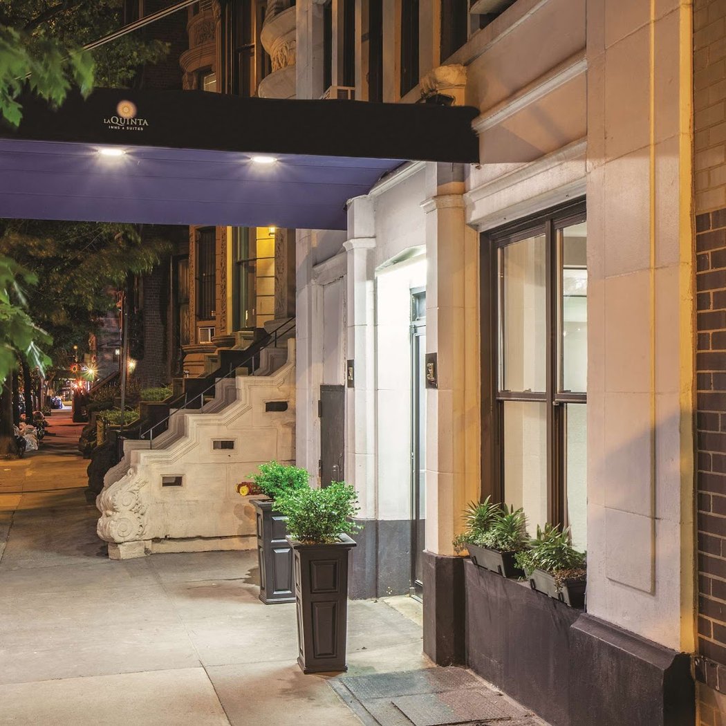 La Quinta Inn & Suites by Wyndham New York City Central Park 1
