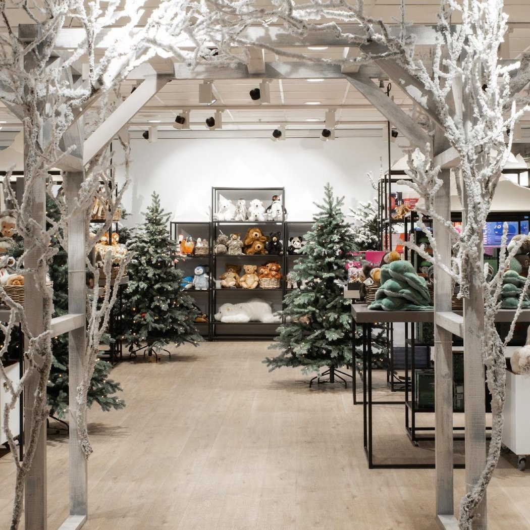 Noël 2024 dans les vitrines des grands magasins 1
