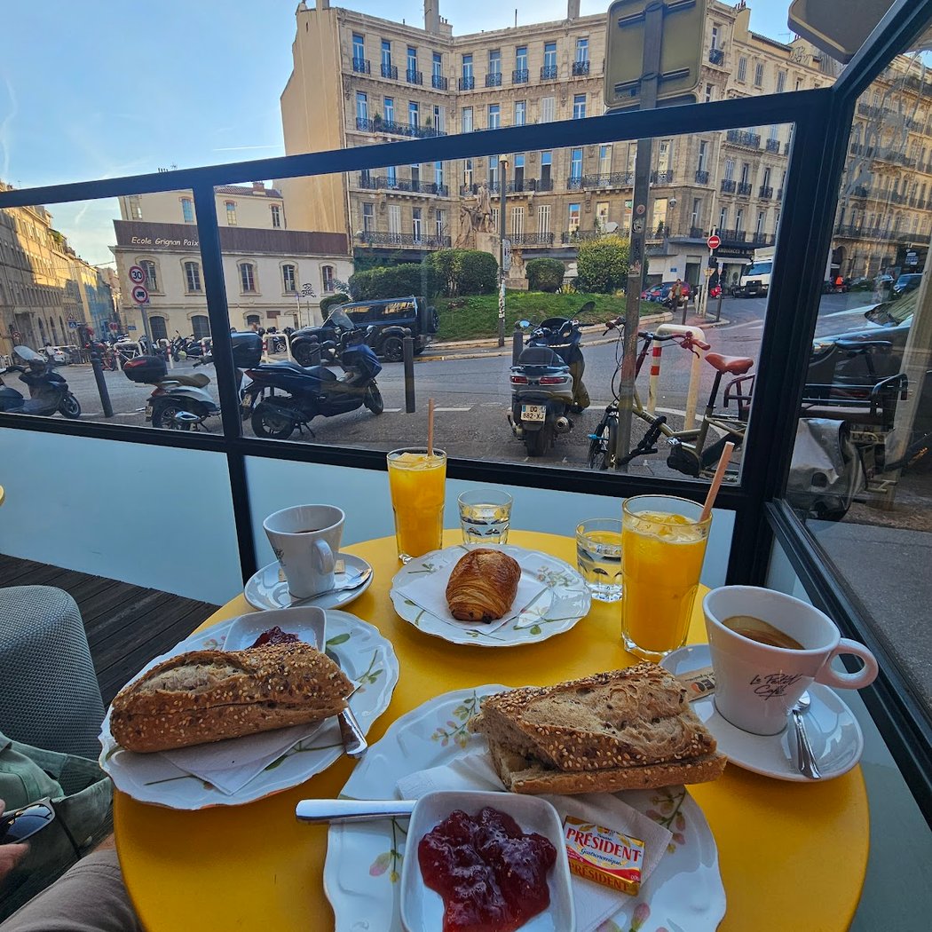 le petit cafe 1