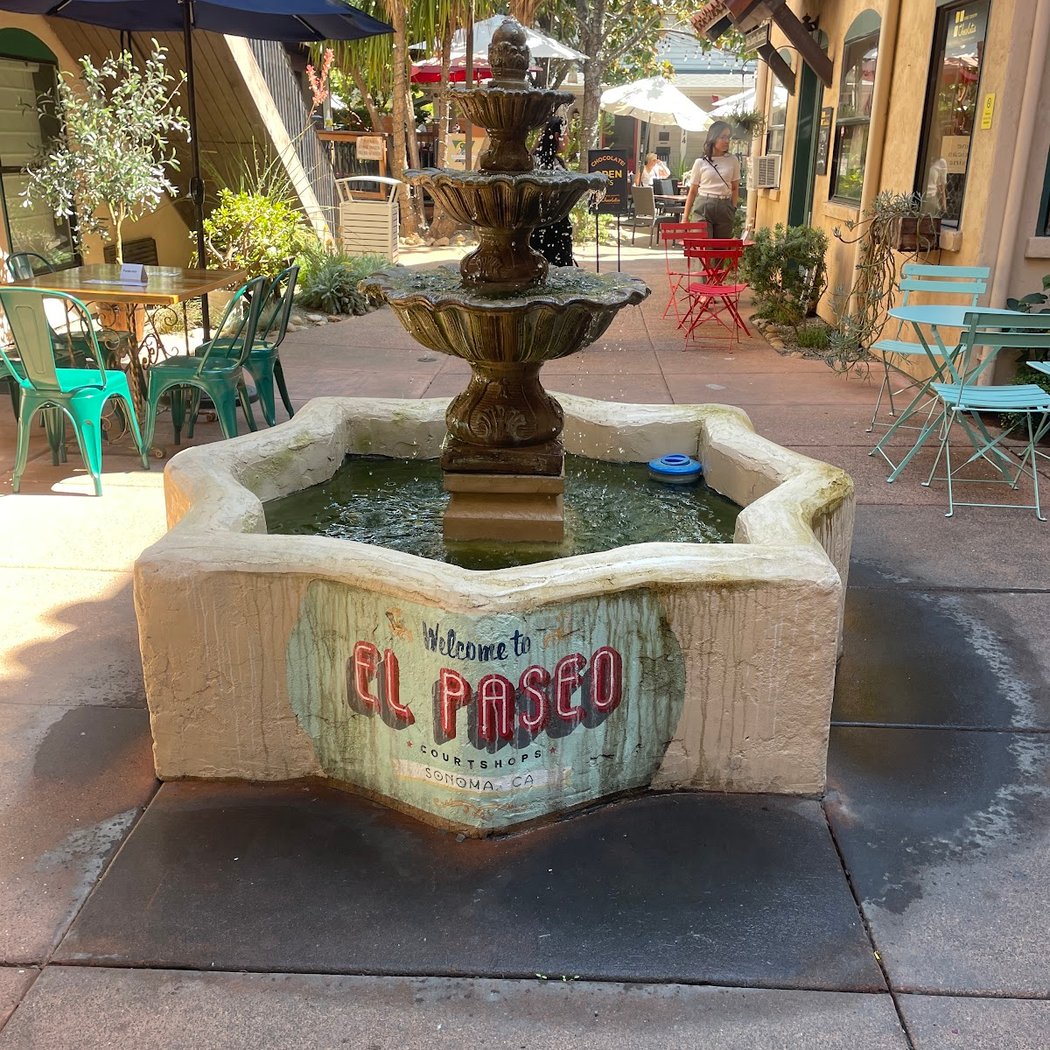 El Paseo De Sonoma Courtyard 1