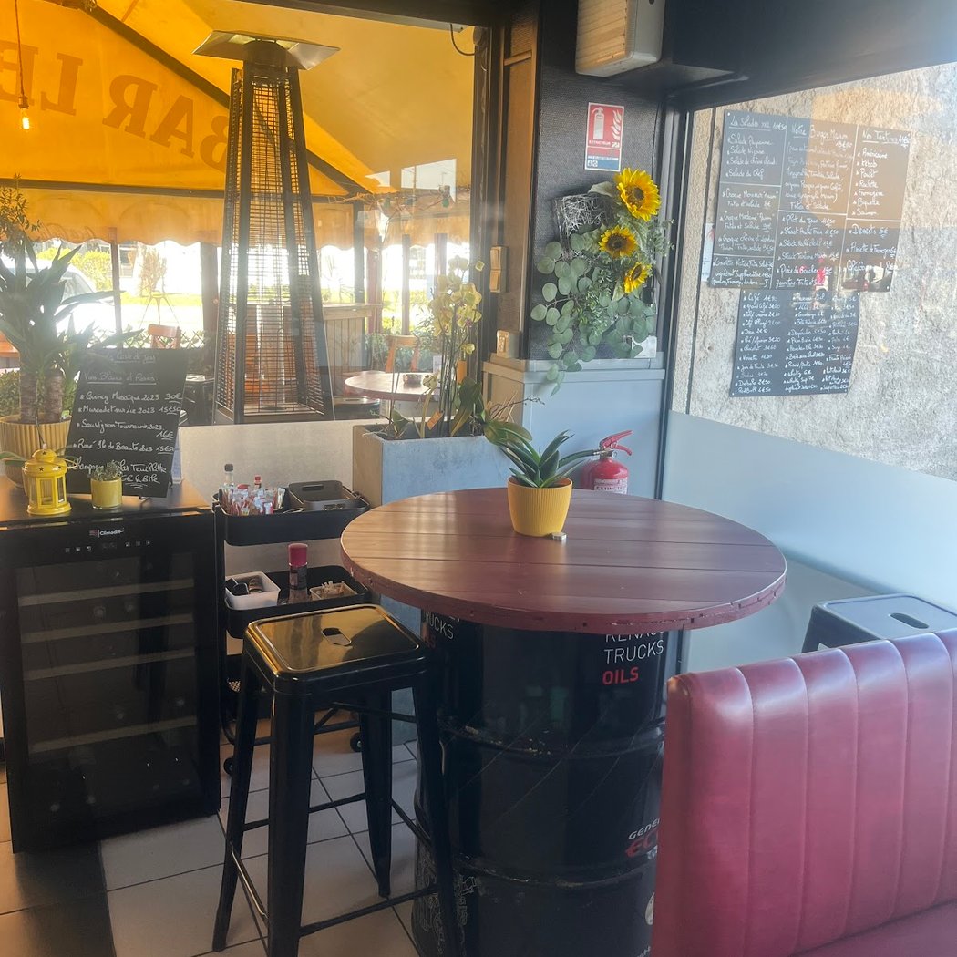 LE SAVIGNAC BAR 2