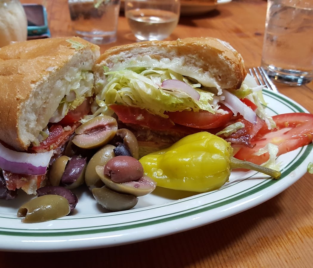 Velo Deli & Pizzeria 3