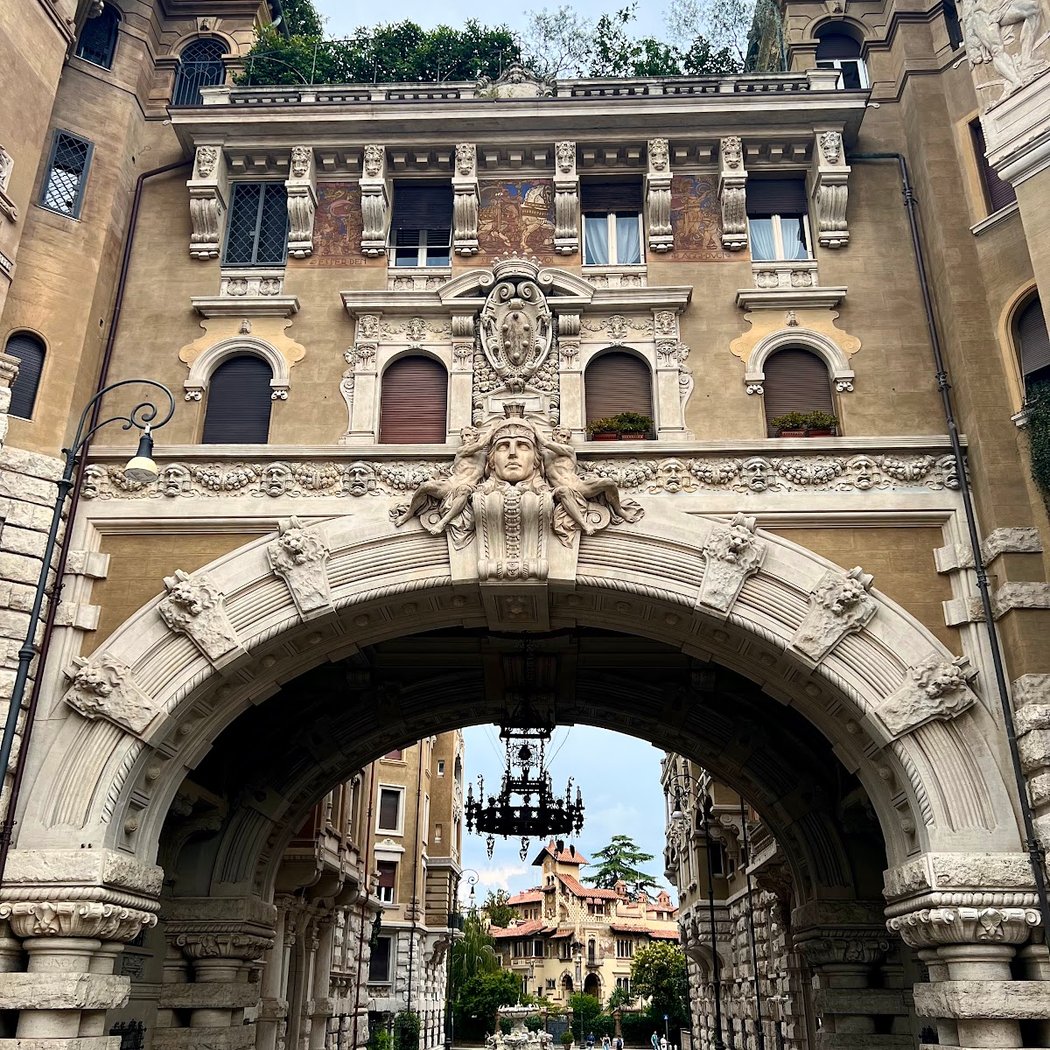Lampadario quartiere Coppedè
